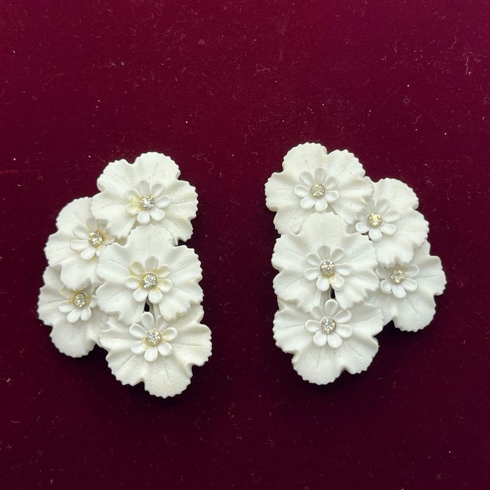 Elegant 1950’s Floral White clip on Earrings